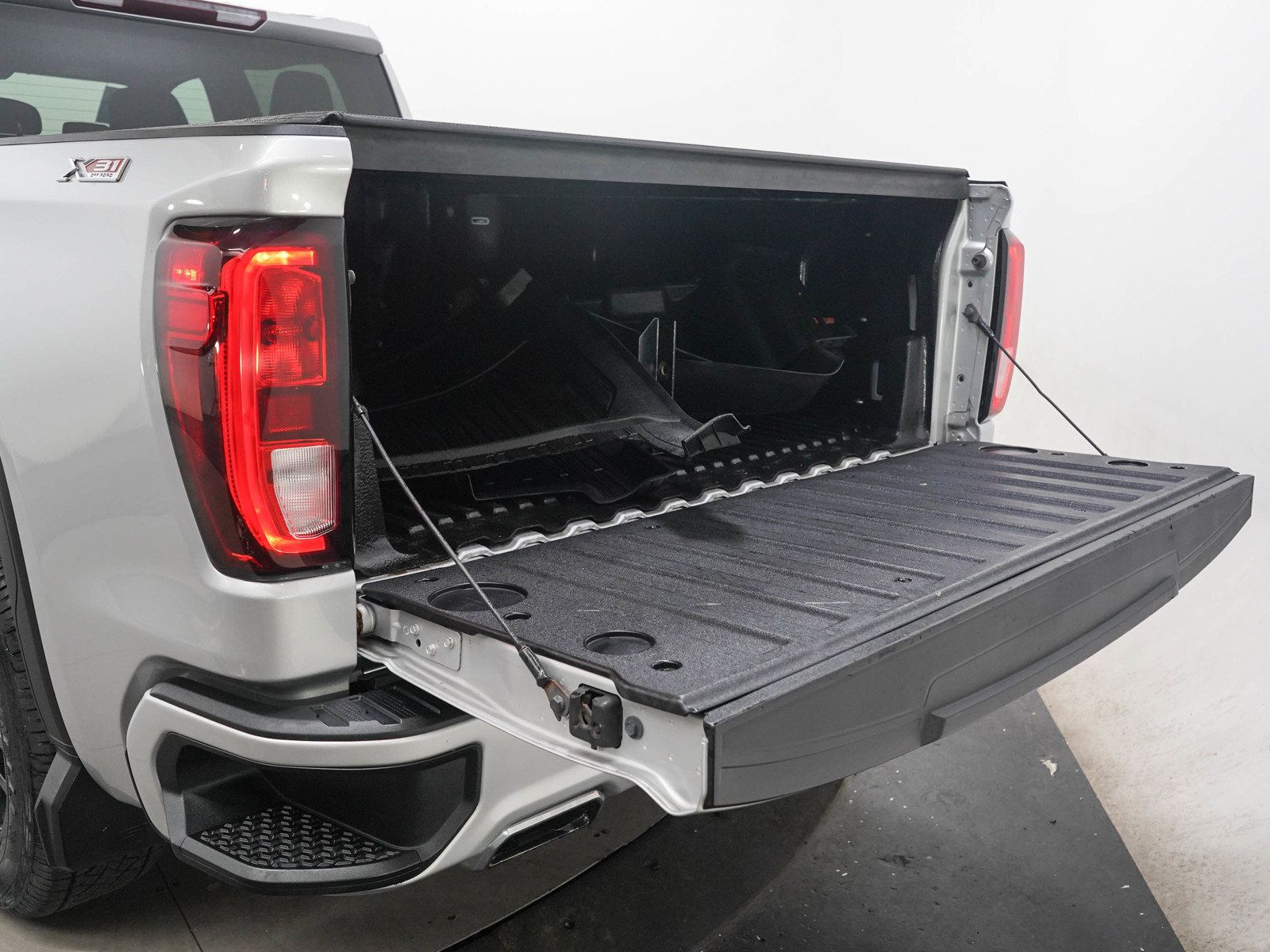 Used 2019 GMC Sierra 1500 Elevation w/ Elevation Value Package AWD/4WD image 9