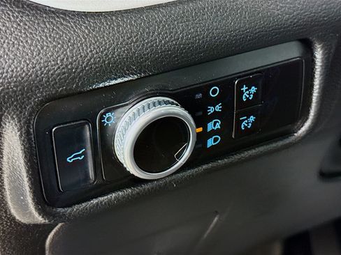 Used 2023 Ford Explorer XLT RWD image 9