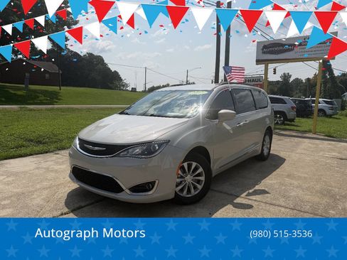 Used 2017 Chrysler Pacifica Touring-L FWD image 1