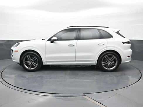 Certified 2025 Porsche Cayenne AWD/4WD image 2