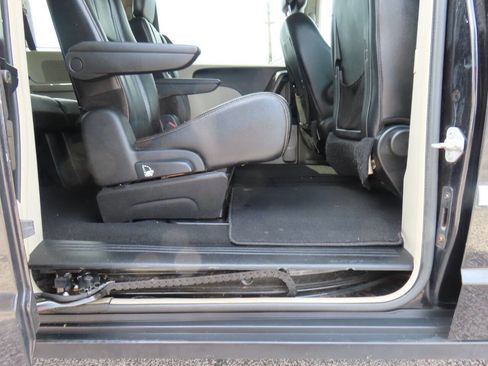Used 2014 Chrysler Town & Country Touring FWD image 16