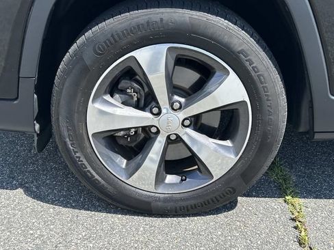 Used 2019 Jeep Cherokee Limited AWD/4WD image 9