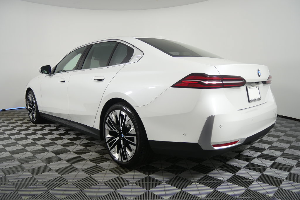 Certified 2026 BMW 530i RWD image 3