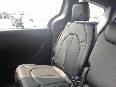 Used 2026 Chrysler Pacifica Select image 13