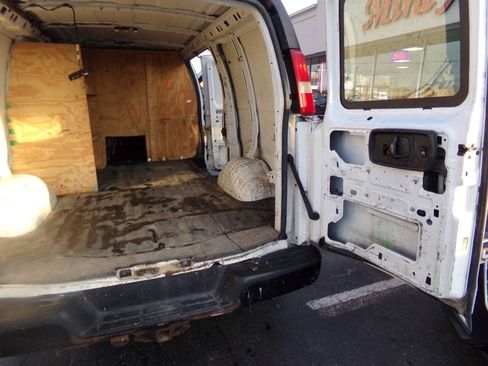 Used 2015 Chevrolet Express 2500 RWD image 14