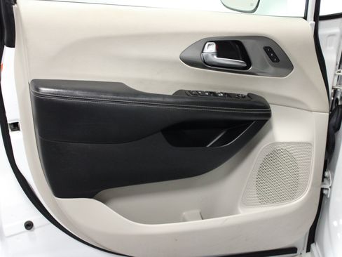 Used 2022 Chrysler Pacifica Touring-L FWD image 11