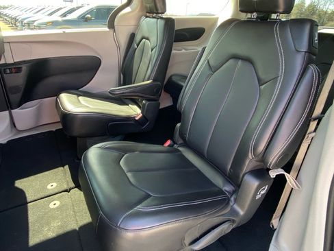 Used 2024 Chrysler Pacifica Touring-L image 10