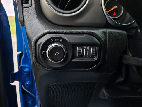 Used 2022 Jeep Wrangler Sport AWD/4WD image 12