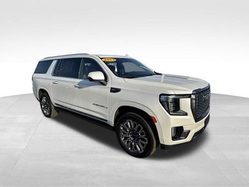 Used 2023 GMC Yukon XL Denali Ultimate AWD/4WD image 3