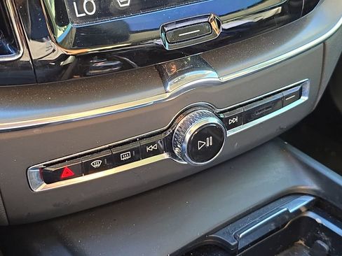 Used 2019 Volvo XC60 T8 Momentum w/ Premium Package image 25