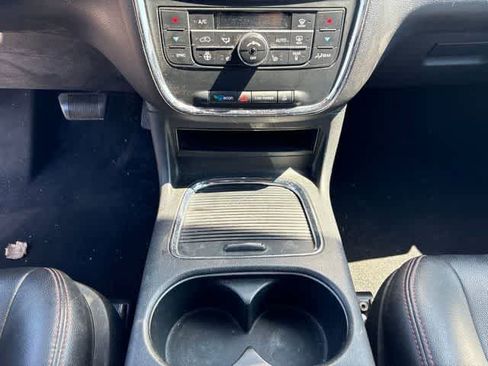 Used 2018 Dodge Grand Caravan GT FWD image 18