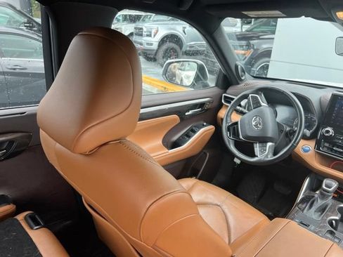 Used 2022 Toyota Highlander Platinum AWD/4WD image 6