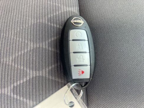 Used 2024 Nissan Titan SV w/ SV Convenience Package image 25