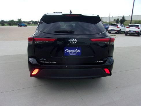 Used 2021 Toyota Highlander XLE AWD/4WD image 4