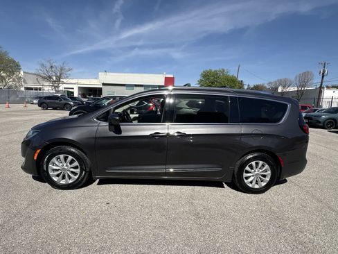 Used 2019 Chrysler Pacifica Touring-L image 11