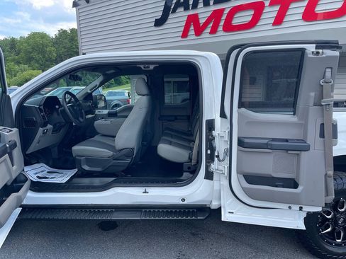 Used 2017 Ford F150 XL w/ Equipment Group 101A Mid AWD/4WD image 23