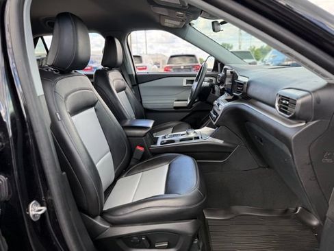 Used 2023 Ford Explorer XLT w/ Equipment Group 202A AWD/4WD image 16