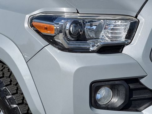 Used 2021 Toyota Tacoma TRD Sport w/ Technology Package RWD image 10