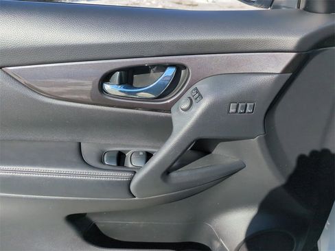 Used 2020 Nissan Rogue SV w/ Sun & Sound Touring Package image 10