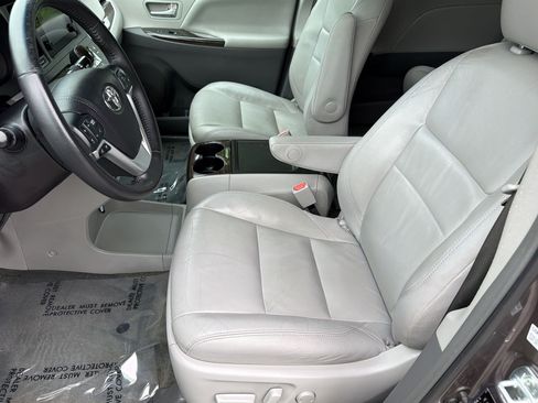 Used 2016 Toyota Sienna XLE FWD image 5