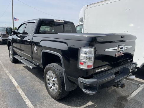 Used 2017 GMC Sierra 2500 Denali w/ Suspension Package, Off-Road AWD/4WD image 11