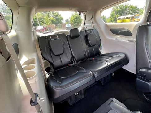 Used 2023 Chrysler Pacifica Touring-L FWD image 24