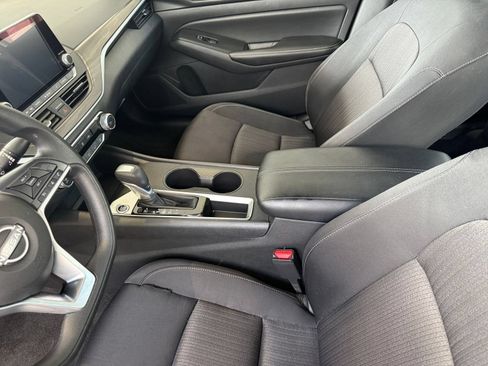 Used 2025 Nissan Altima 2.5 SV FWD image 41