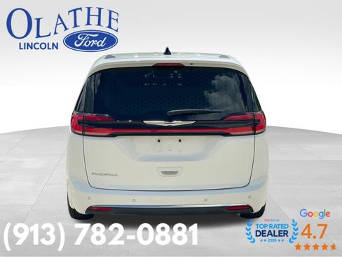 Used 2024 Chrysler Pacifica Touring-L FWD image 7