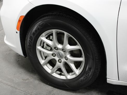 Used 2025 Chrysler Pacifica Select image 10