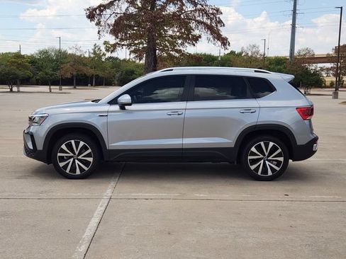 Used 2024 Volkswagen Taos SE w/ MDO Package FWD image 4