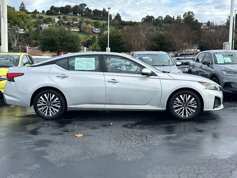 Used 2023 Nissan Altima 2.5 SV image 2