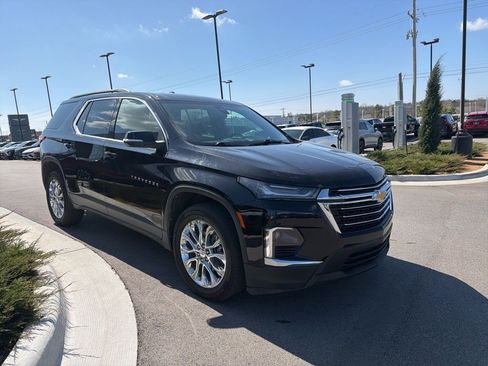 Used 2023 Chevrolet Traverse LT image 3