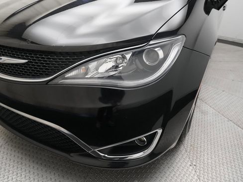 Used 2018 Chrysler Pacifica Touring-L w/ Tire & Wheel Group image 24