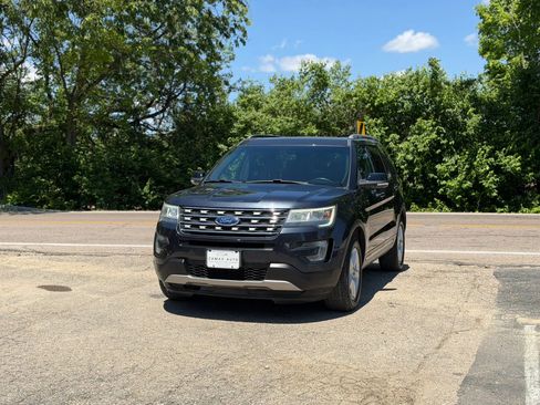 Used 2017 Ford Explorer XLT w/ Equipment Group 202A AWD/4WD image 6