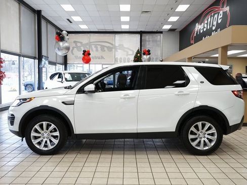 Used 2018 Land Rover Discovery Sport SE image 4
