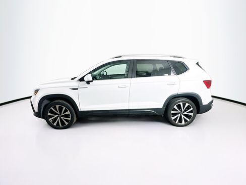 Used 2024 Volkswagen Taos SE w/ Panoramic Sunroof Package FWD image 4