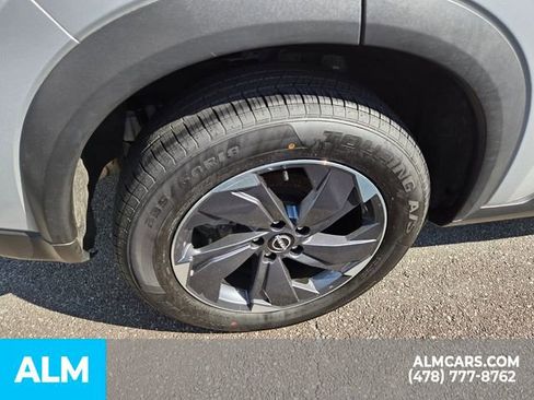 Used 2025 Nissan Rogue SV image 11