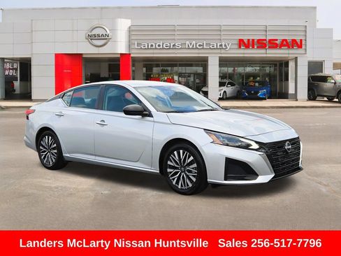 Used 2024 Nissan Altima 2.5 SV FWD image 1