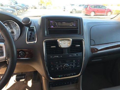 Used 2011 Chrysler Town & Country Limited image 18