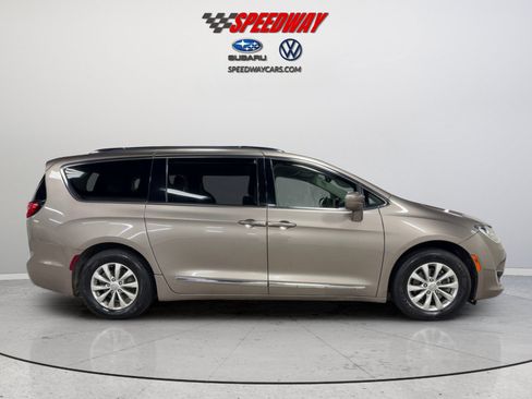Used 2018 Chrysler Pacifica Touring-L FWD image 4
