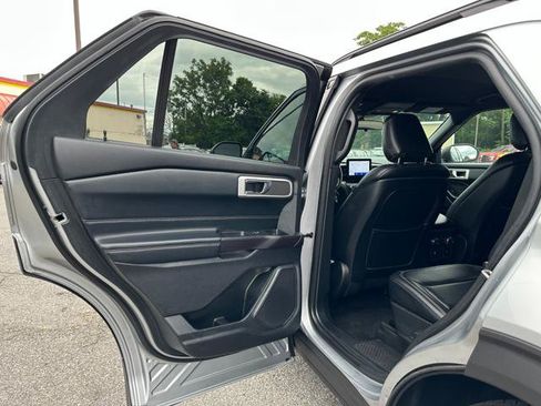 Used 2020 Ford Explorer XLT w/ Equipment Group 202A AWD/4WD image 11