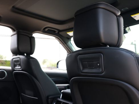 Used 2024 Land Rover Discovery Metropolitan Edition AWD/4WD image 35