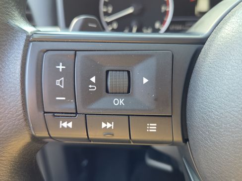 Used 2023 Nissan Rogue S FWD image 25