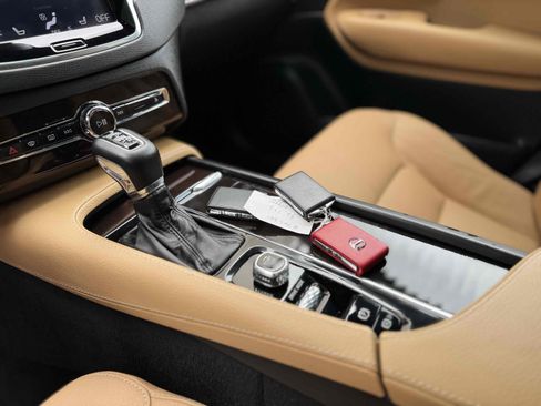 Used 2018 Volvo XC90 T6 Momentum w/ Convenience Package AWD/4WD image 37