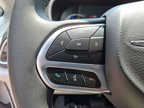 Used 2022 Chrysler Pacifica Touring-L FWD image 21