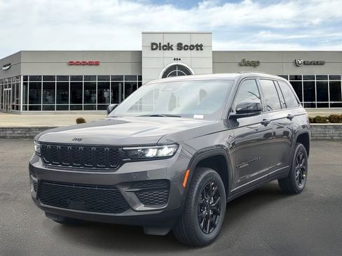 New 2025 Jeep Grand Cherokee Altitude image 2