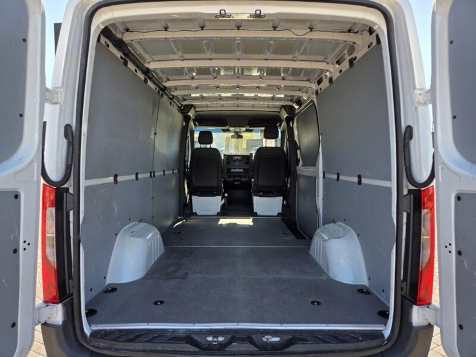 Used 2024 Mercedes-Benz Sprinter 2500 image 13