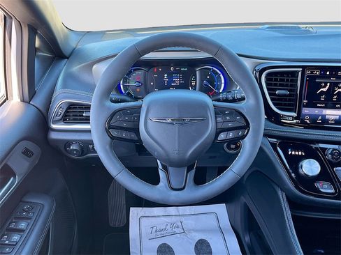 Certified 2024 Chrysler Pacifica Premium image 23