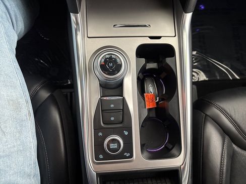 Used 2020 Ford Explorer Platinum w/ Premium Technology Package image 18