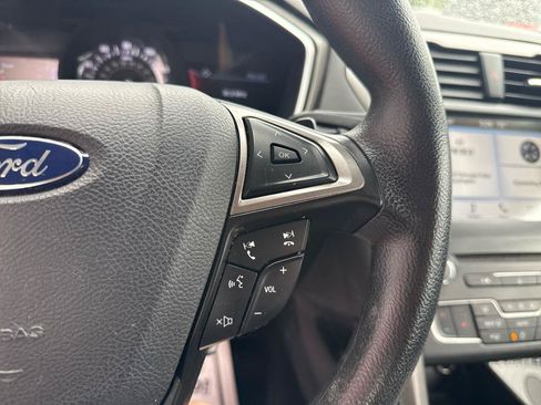 Used 2017 Ford Fusion SE w/ Fusion SE Technology Package FWD image 18